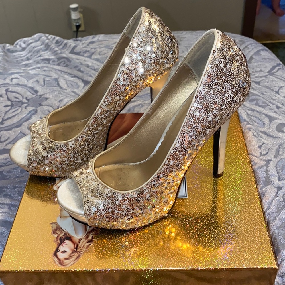 Fabulisous lumina size 7.5 gold sequin.